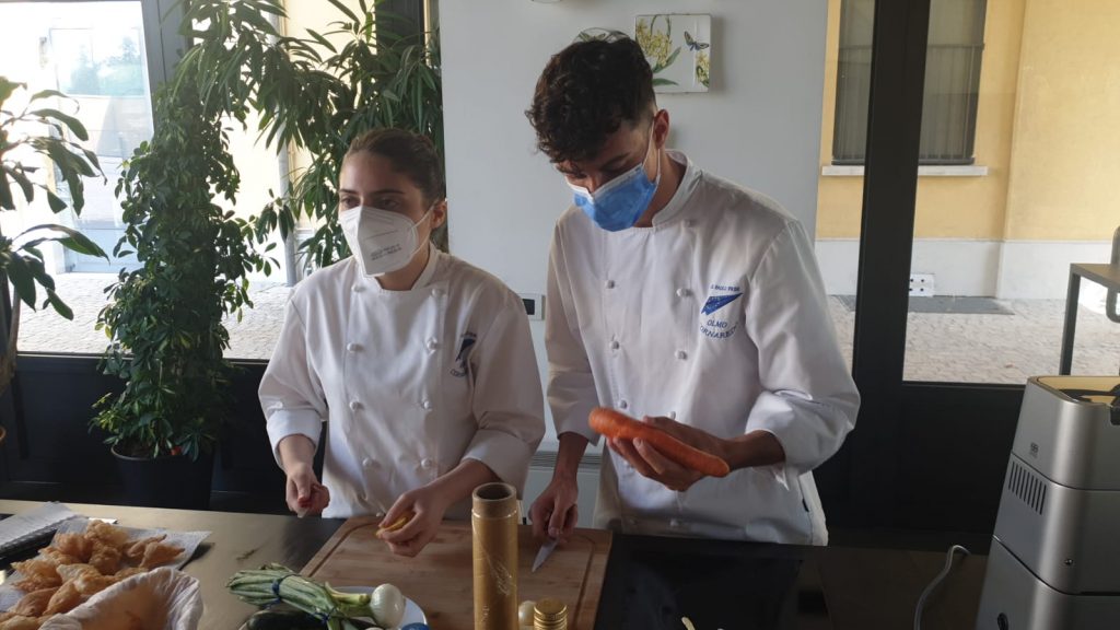 3 SETTEMBRE 2021. Gli studenti della classe 5Ao Giada Lo Campo e Giacomo di Lorenzo partecipano ad un evento per la preparazione di piatti innovativi della cucina Italiana. Il loro contributo é stato coordinato dal Prof. Guido Villa.